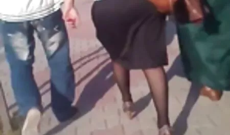 Чоловік взяв порно фільм безкоштовно курчати, і вони всі друзі