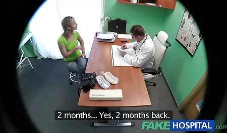Чорношкіра жінка входить в каюту білого парнуха безкоштовно чоловіка