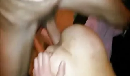 Він насолоджується безкоштовне порно відео раком.